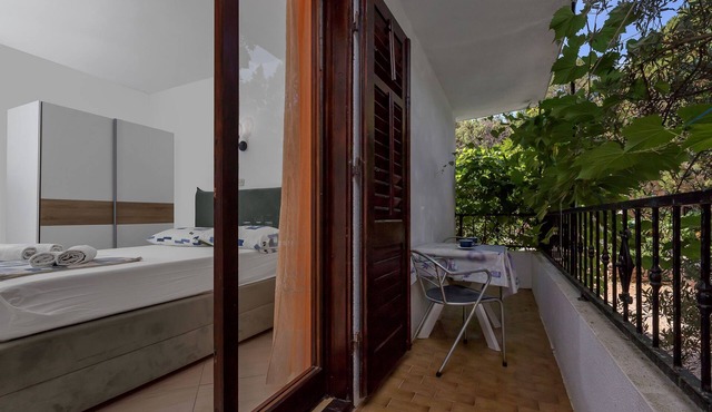 Apartment and Rooms Nikola (38301-A5) - Zastrazisce - island Hvar