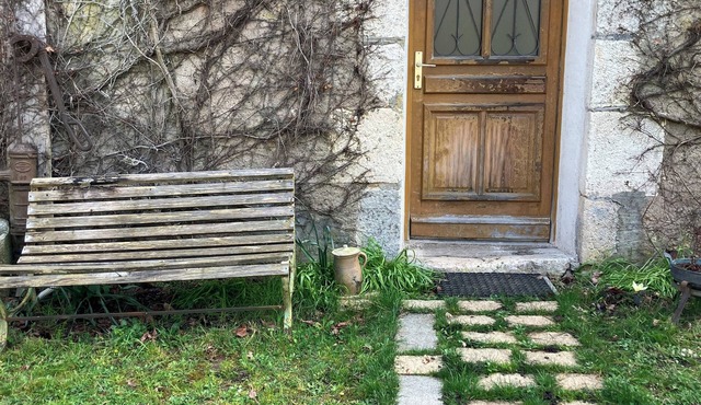 Apartment and art studio in an old farmhouse near Sancerre