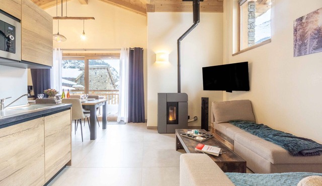 Apartment 'Chalet La Parrachée' with Balcony, Wi-Fi and Air Conditioning