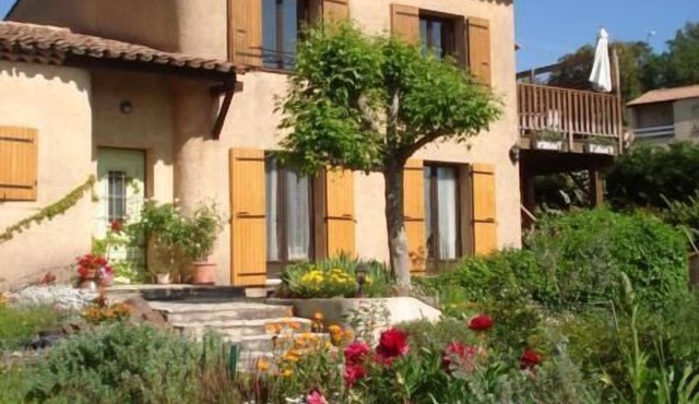 Apartment 2 bedrooms, at the first floor of villa: garden, pool