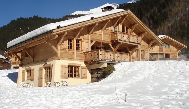 APARTMENT in south-facing chalet, 400m from the cable car, 400m from the village