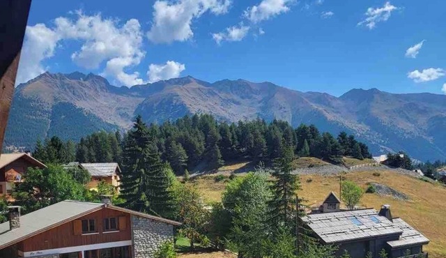 Apartment 'Chaleureux La Montagne' with Private Garden and Balcony