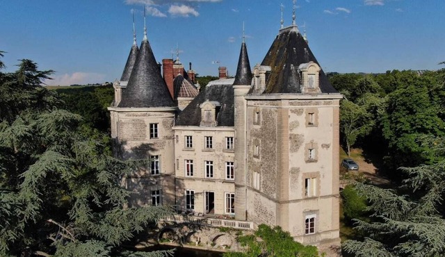 Apartment in a castle 15 minutes from St Etienne and less than 1 h from Lyon