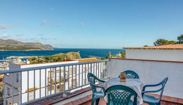 Apartment "Ático Vistas Llançà" Near Beach with Sea View & Terrace