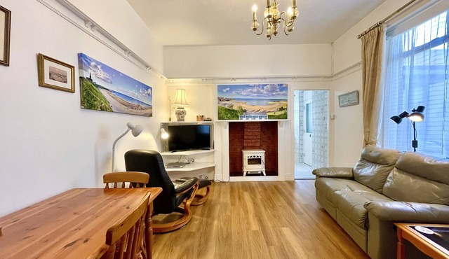 Apartment 1 of 6 ground floor, quaint, at the sea