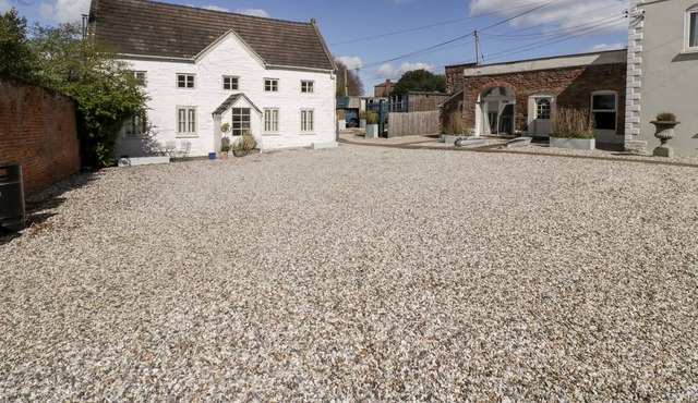 APARTMENT 1 - PENGETHLEY MANOR, pet friendly, with pool in Peterstow