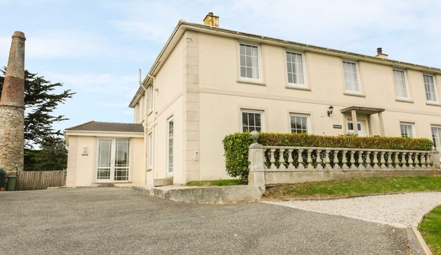 APARTMENT 1, TREARREN, family friendly, with a garden in St Agnes