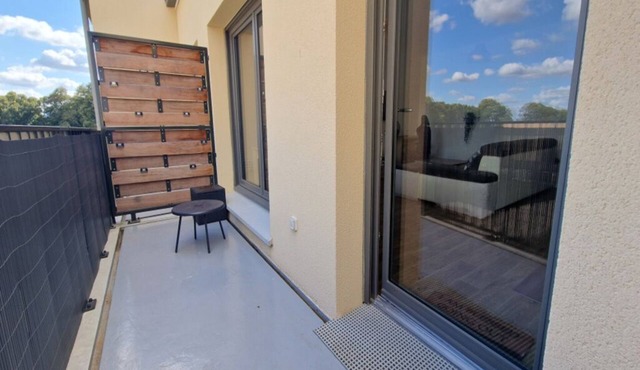 Apartment 10 minutes from CDG Airport in a gated community, pets allowed.