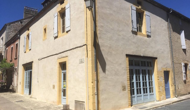 Apartment 100 m ² near the place of the angles