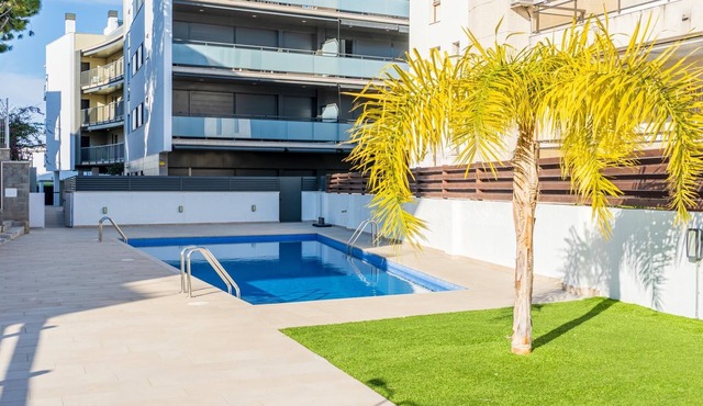 Apartment 100m beach and train with free parking