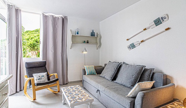 Apartment 100m beach with parking pet friendly