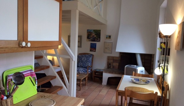 Apartment 100m from Porquerolles square. website:" Tete en mer".