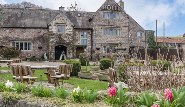 APARTMENT 2 - PENGETHLEY MANOR, pet friendly, with pool in Peterstow