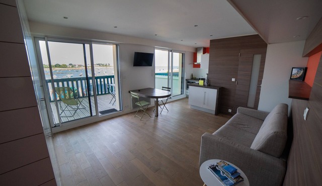 Apartment 2 people feet in the water Ground floor terrace