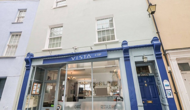 APARTMENT 2, pet friendly, country holiday cottage in Tenby