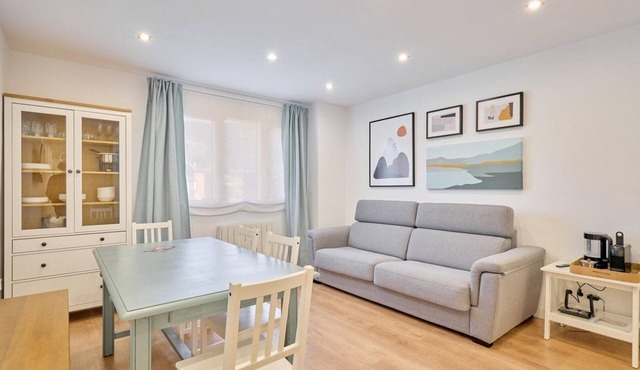 Apartment 2 rooms Views, Wi-Fi, 4km from Lifts and Train Station