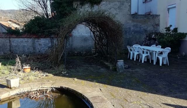 Apartment 2 steps from shops and marked footpaths