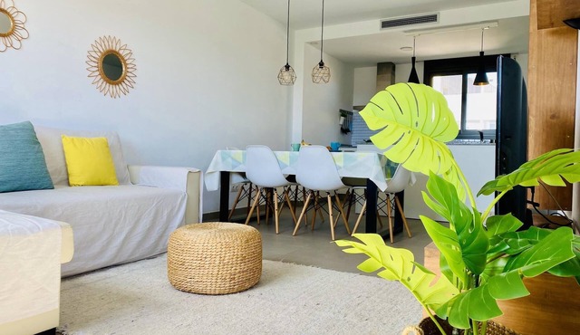 Apartment 200m beach and station only 45min BCN
