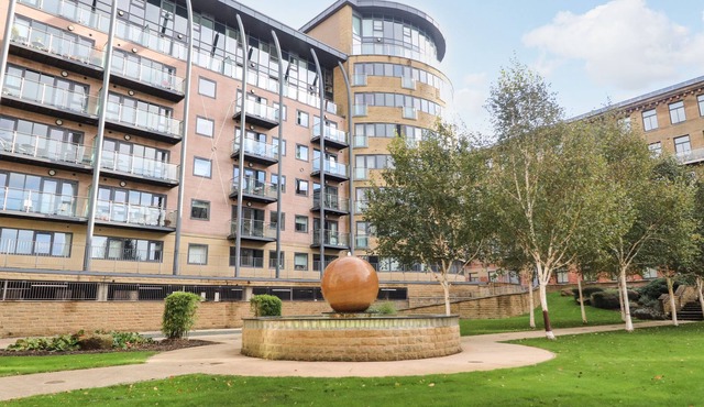 APARTMENT 207, character holiday cottage in Saltaire