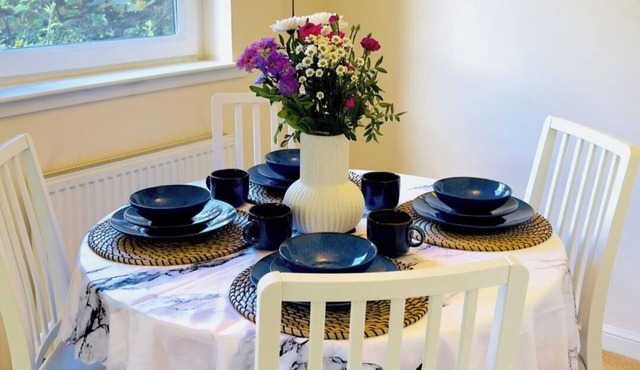 Apartment-2BR-Parking-Walk to Town-Near Beach-WiFi