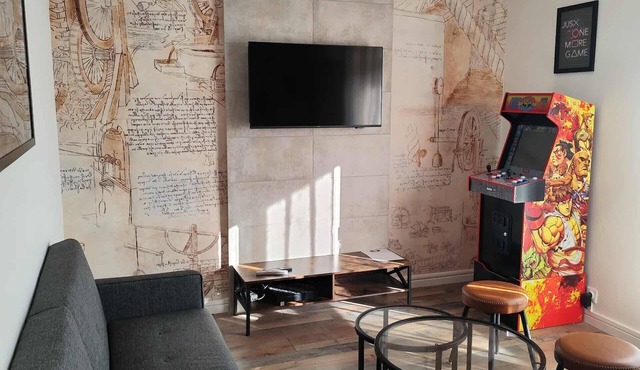 Apartment '3 Bedroom Near The Palais' with Mountain View, Wi-Fi and Air Conditioning