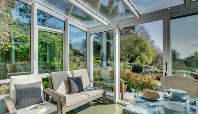 Apartment 3 White Ladies