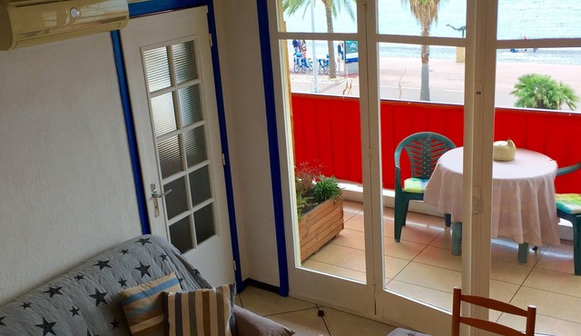 Apartment 30 m2 in Cagnes between Cannes and Nice 30 meters from the beach, sea view