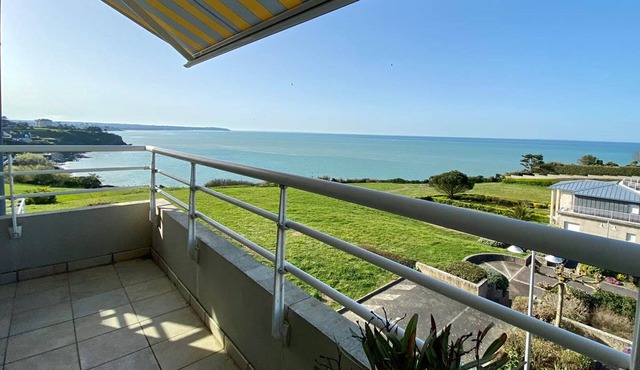 Apartment 300m from the beach with balcony and parking in Granville