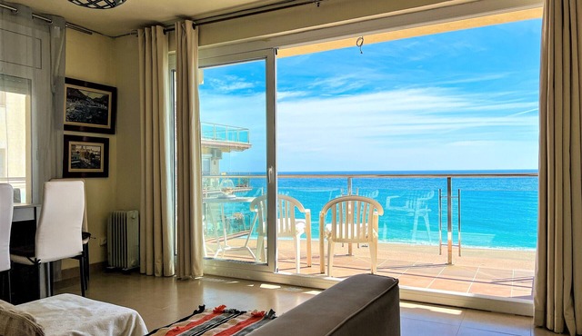 Apartment 4/5 Pax with direct access to the beach. It has a community pool. Excellent location, bars, restaurants, shops and promenade. Free WIFI. Vivalidays Mar.