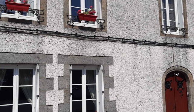 Apartment 4 a lovely 2 bed flat with garden and parking.