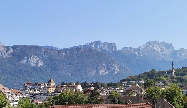 Apartment 40 M2 with nice view, quiet location 10mn walk from the center