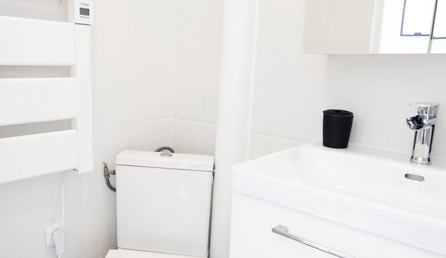 Apartment 450 m from RER C station and 3 km from the airport