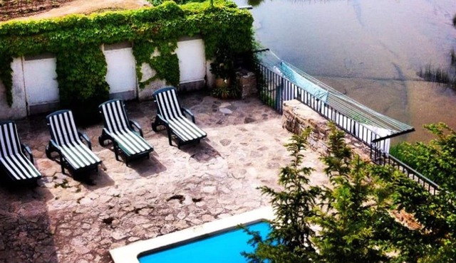 Apartment (6+3 pax) with views of the river and pool. 10 minutes from Pamplona.