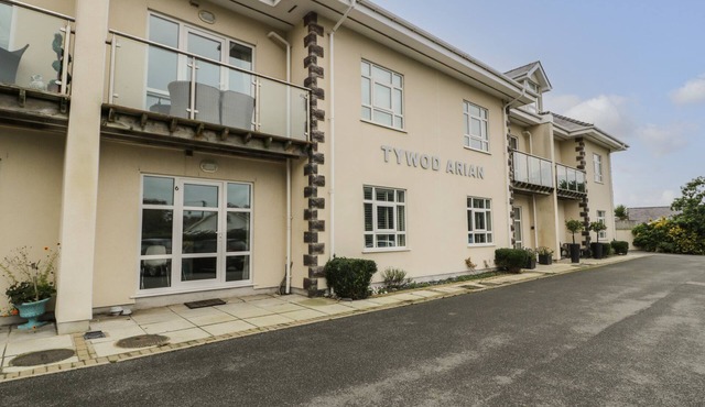 APARTMENT 6, country holiday cottage, with a garden in Morfa Nefyn