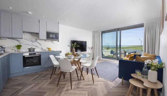 Apartment 6, Oasis Sands - Free Parking and WiFi - Sea Views