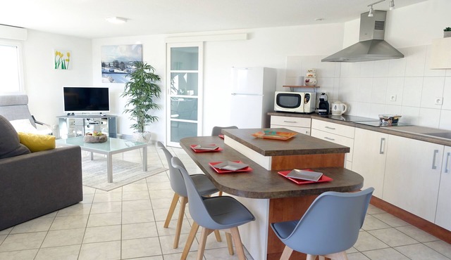 Apartment 60m² in villa with lake view, entrance and independent terrace