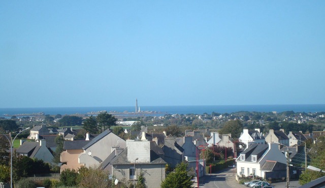 Apartment 60 m2, 3rd floor with elevator, sea view and town center.