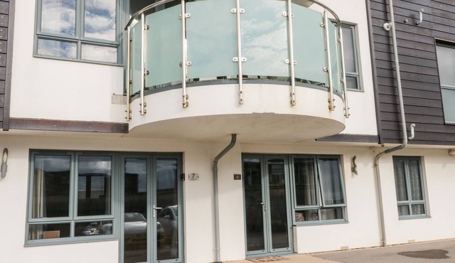 APARTMENT 7, pet friendly in West Bay