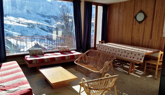 Apartment 8 people facing the needles of Arves