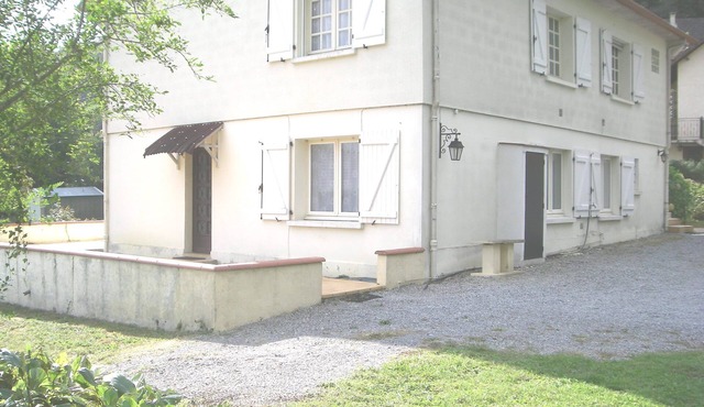 apartment 80 m², ground floor, living room, 2 bedrooms, kitchen, separate wc, bathroom.