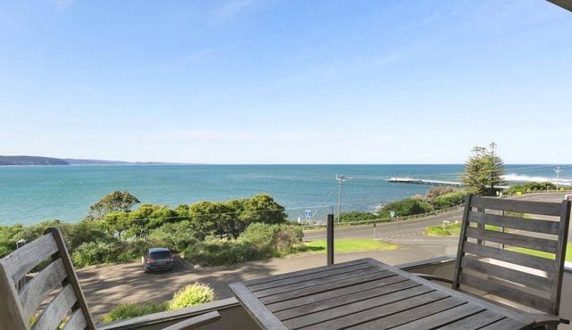 Apartment 9 Kalimna - Ocean Views And Short Stroll To Town.