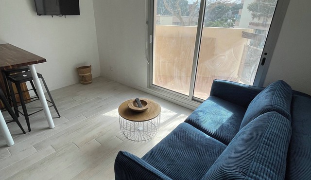 Apartment at the foot of the port