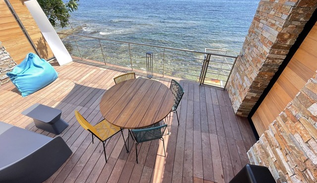 Apartment ALL COMFORT, TERRACE and DIRECT SEA ACCESS, FEET IN THE WATER