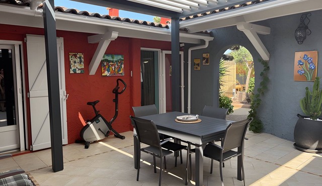 Apartment 'Autour D'un Patio, Proche Mer' with Private Terrace, Wi-Fi and Air Conditioning