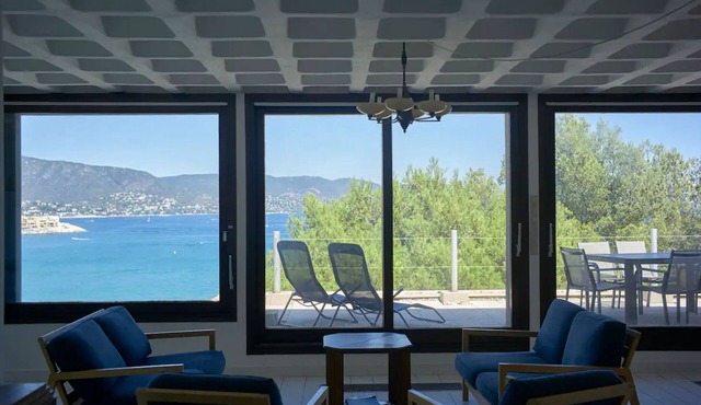Apartment 'Accès Direct À La Mer' with Sea View, Private Terrace and Wi-Fi