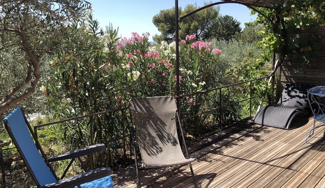 Apartment adjoining the owner, in the heart of the Luberon.