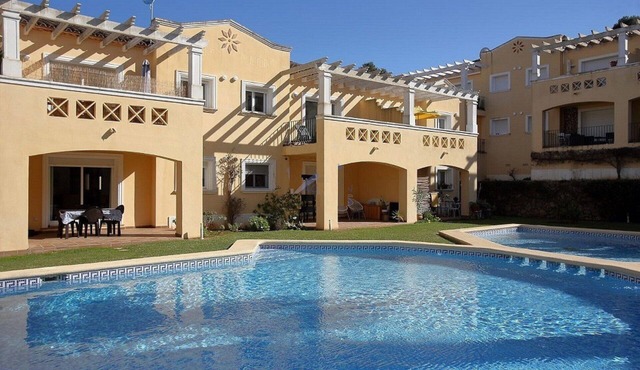 Apartment "Albatross" close to the Sea with Shared Pool & Wi-Fi
