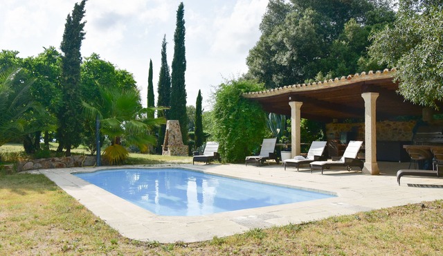 Apartment Alegria is in beautiful country house in the middle of the forest with large pool