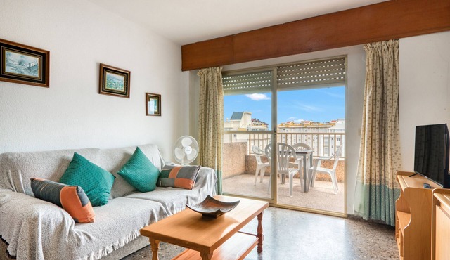 Apartment 'Alquilar Mas Comprar - Jardin 3' with Shared Pool, Wi-Fi and Air Conditioning