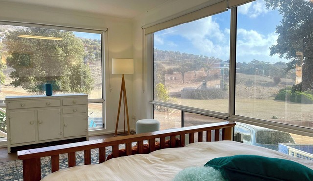 Apartment amongst the Kangaroos and only a 3 minute walk to Snelling Beach